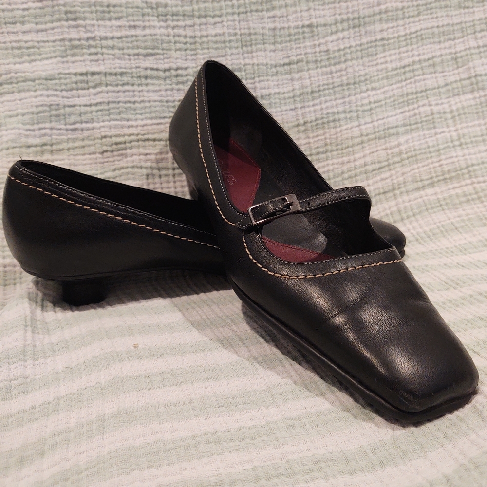Aerosol black heels